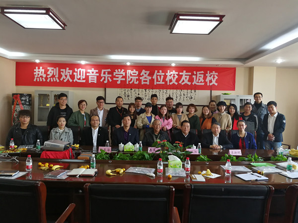 员工座谈会合影2修改.jpg